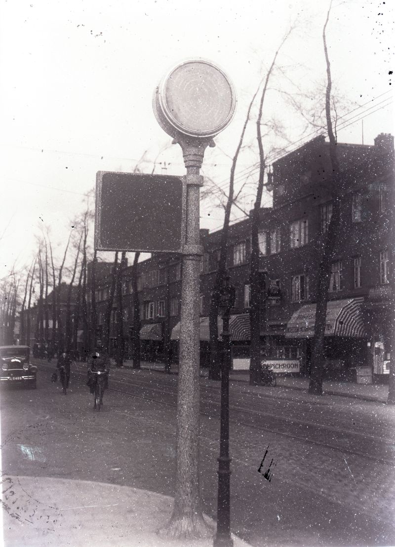 Proefopstelling van een verkeerslicht op een granieten zuil in Amsterdam 19-10-1931