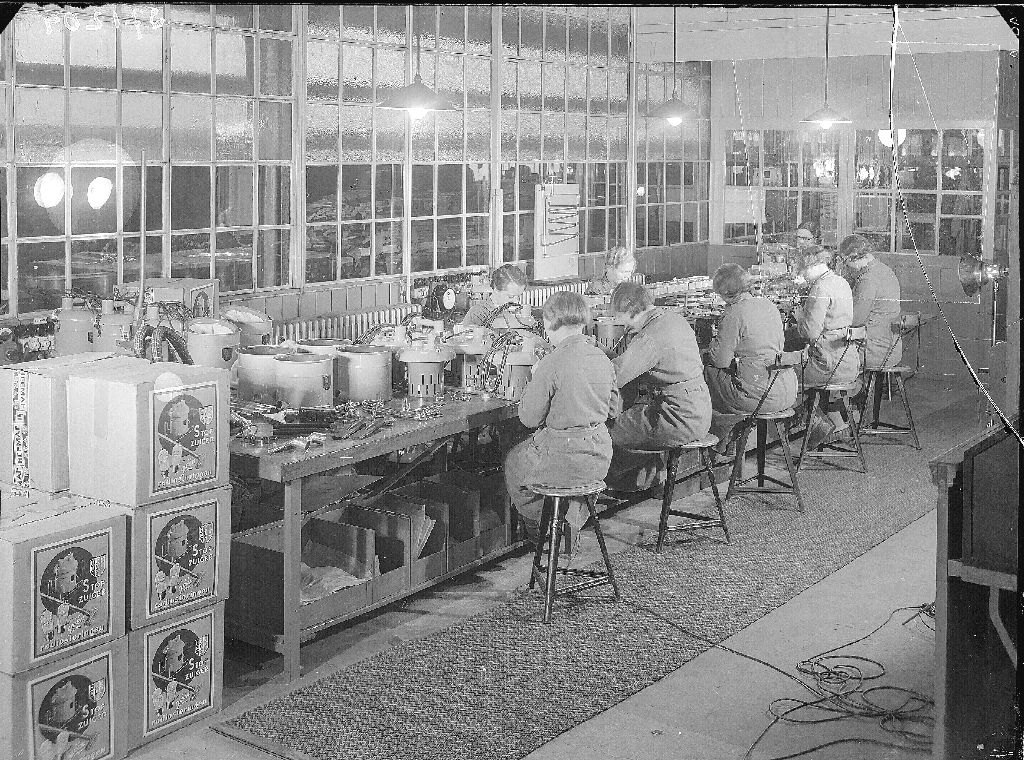 Fabricage/inpakafdeling voor stofzuigers van de Heemaf 1930-1940