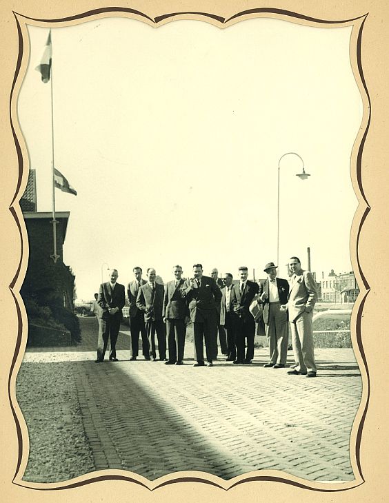 Foto gemaakt ter gelegenheid van de oprichting van S.A. Coq France (1953)