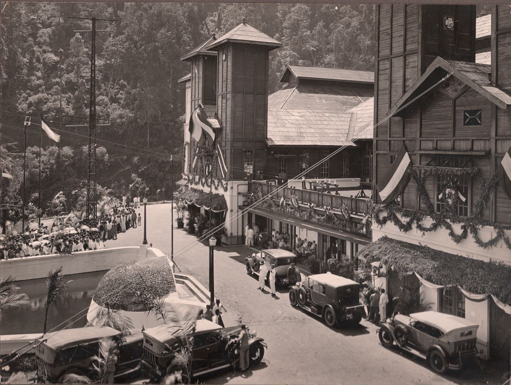 Landvoogd bij de openstelling voor publiek verkeer op 5 mei 1923 Radio Malabar