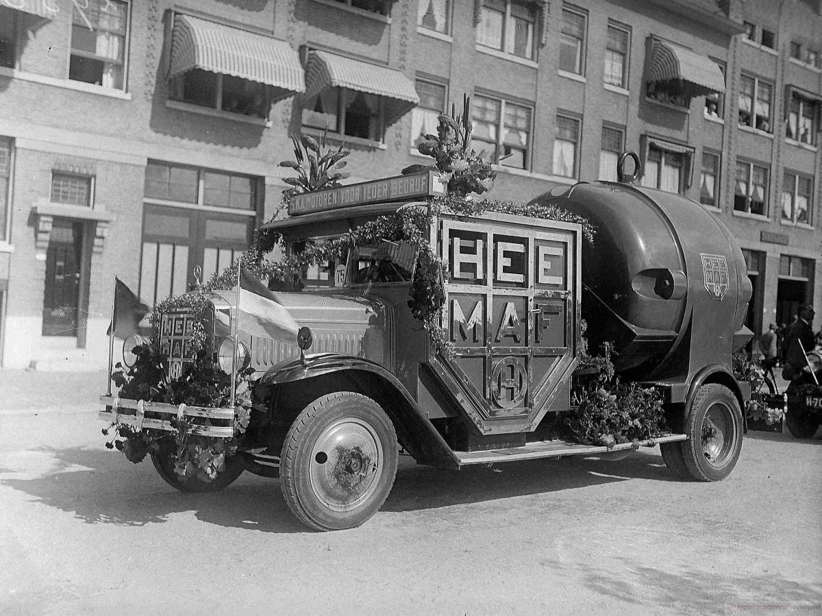 1924-versierdeHeemafauto