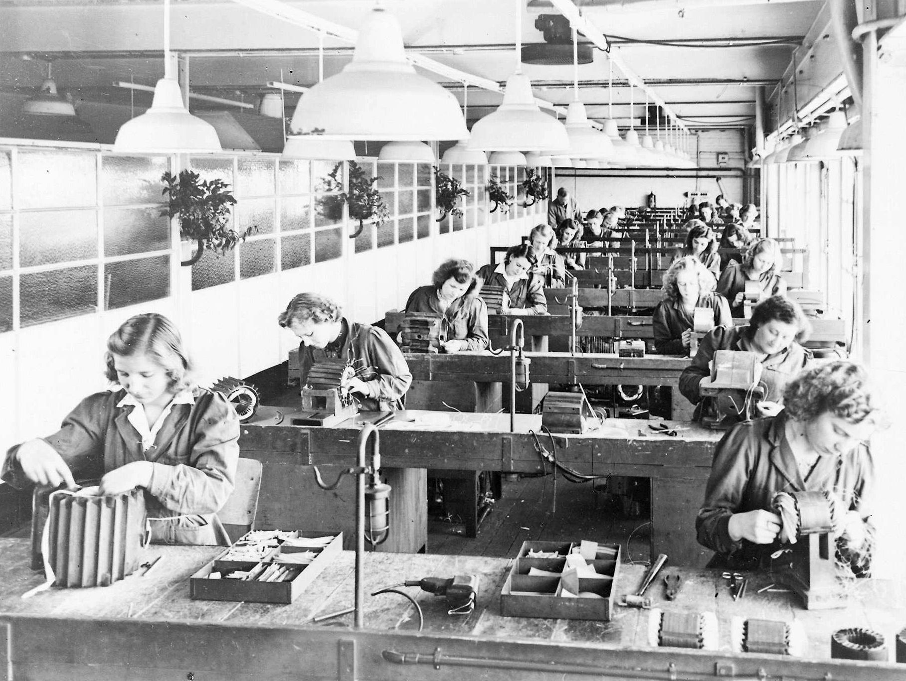 1930-1940-Meisjes aan het werk bij E.M.F