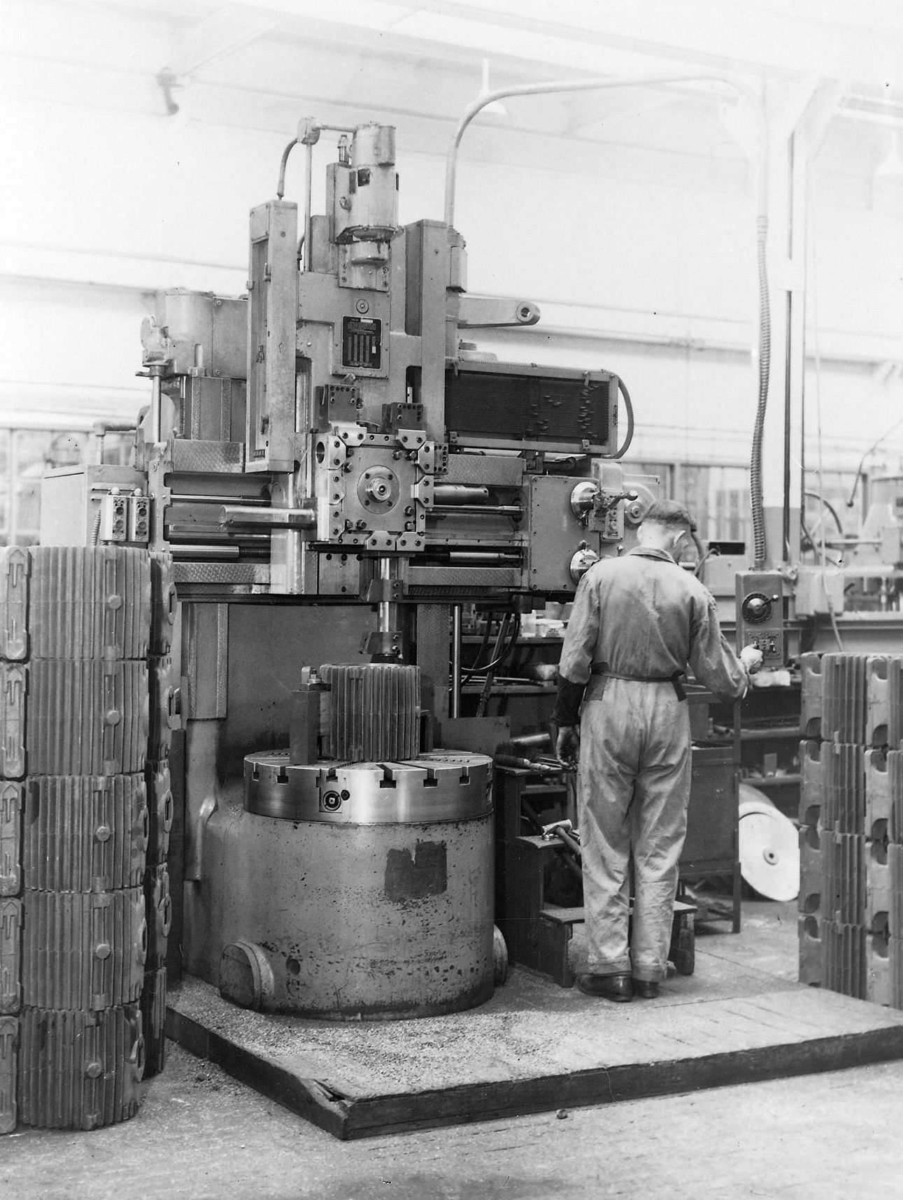 1930-1940-Werknemer aan een freesbank foto2