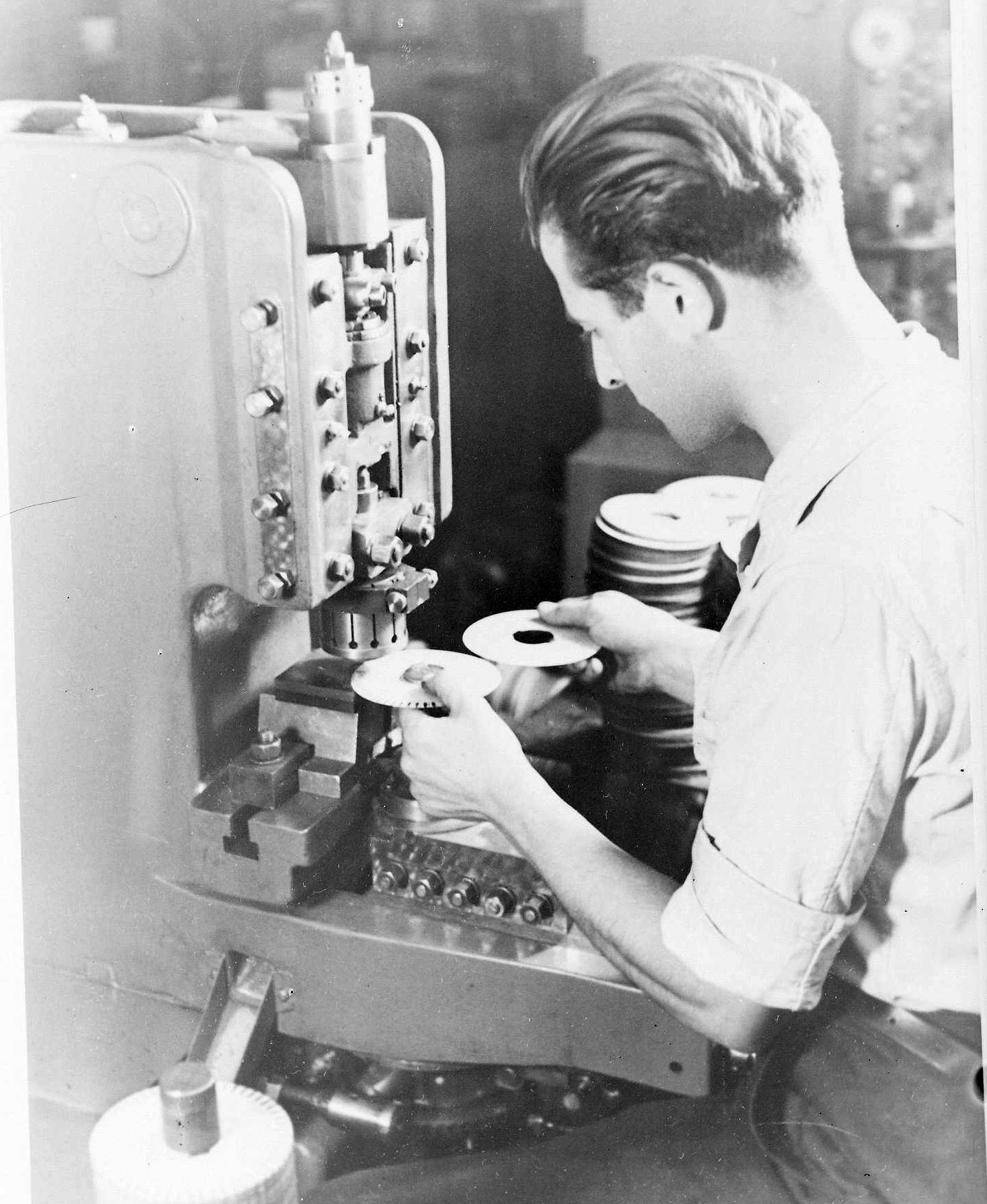 1930-1940-Werknemer aan het werk bij E.M.F-foto3