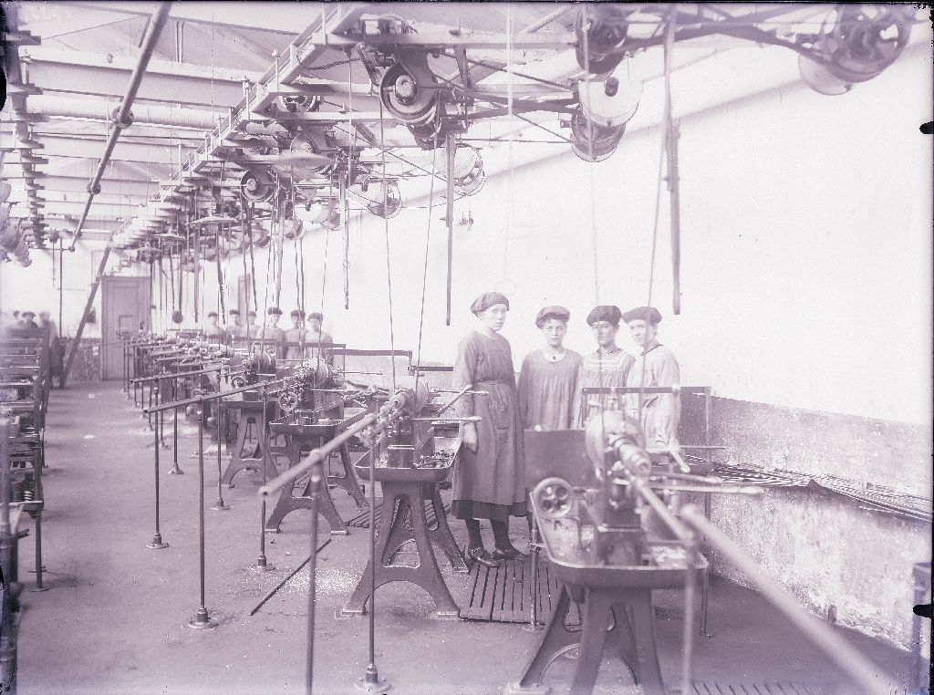 Heemaf meisjes in de fabriek (1920)