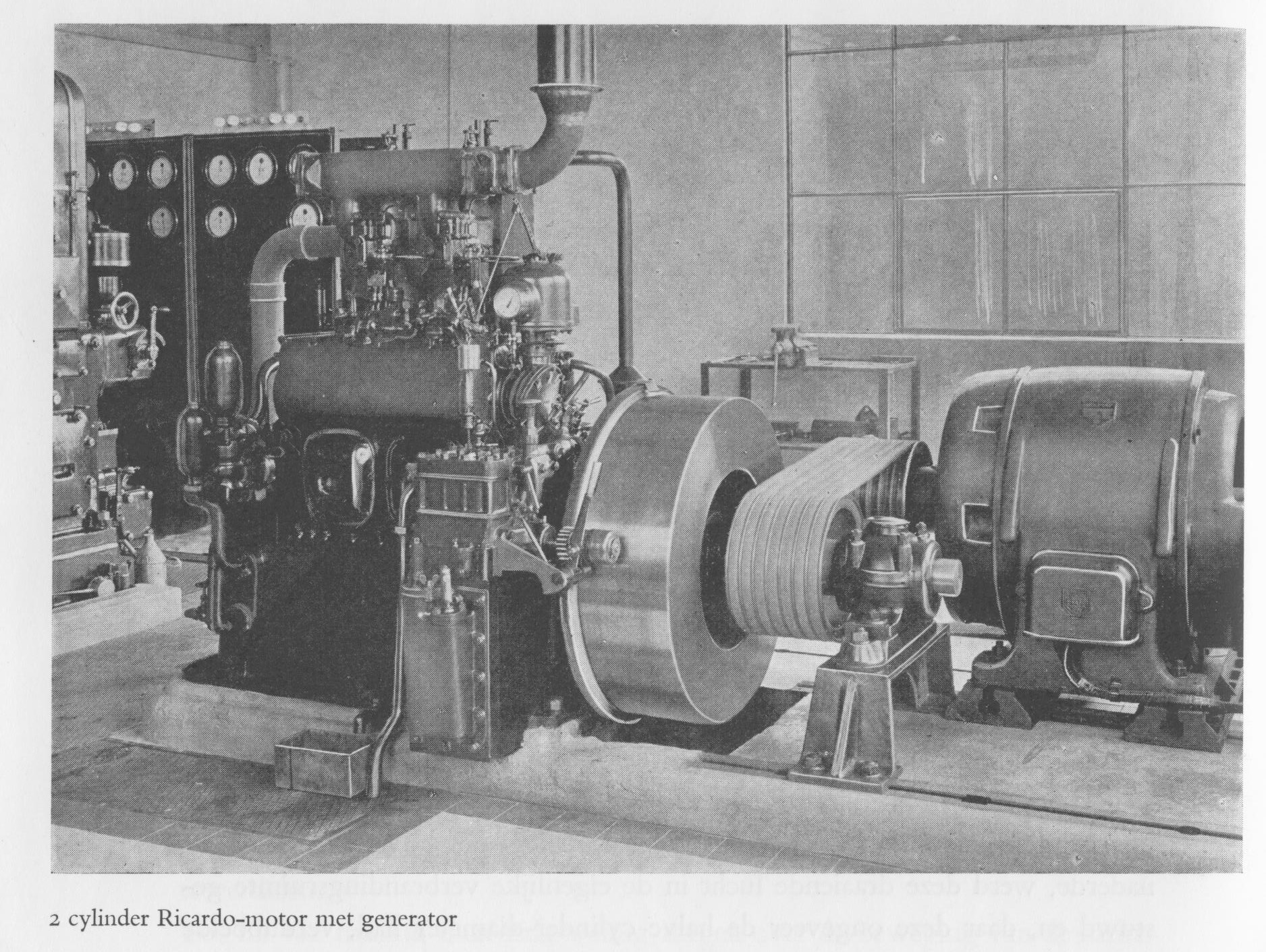Foto 14 Twee-cilinder Ricardo motor met Heemaf generator 
