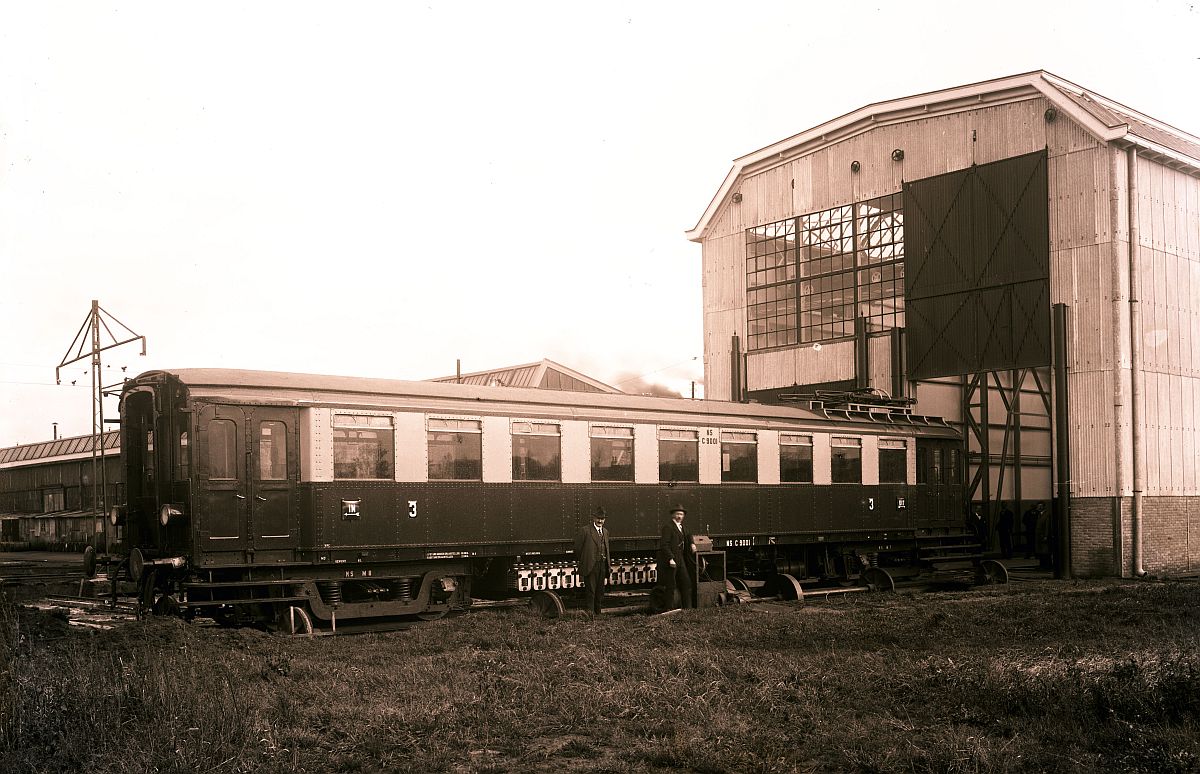 Bezoek KIVI aan de Heemaf voor de proefrit van de eerste in Nederland gemaakte elektrische locomotief voor Nederlands Indië (07-11-1924)